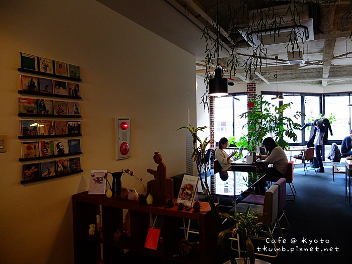 2013TRACTION BOOK CAFE08.jpg